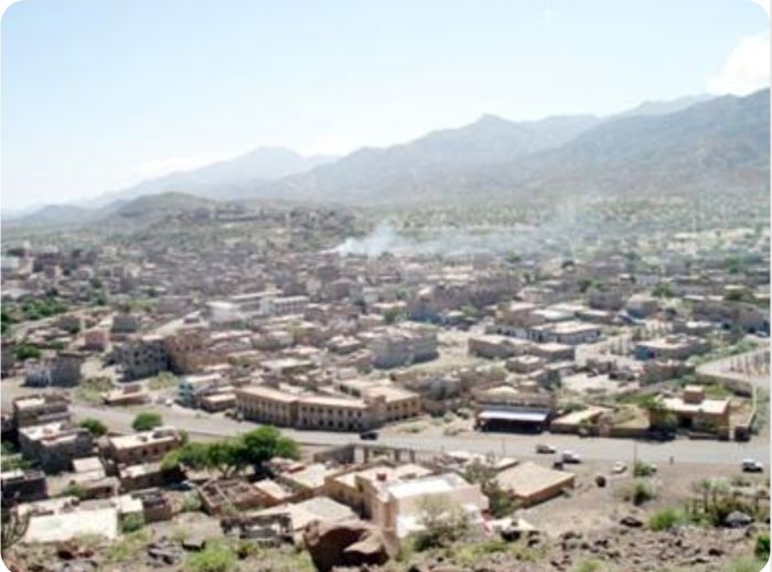 مسلحو الحوثي يقتحمون "مدرسة" صرف مساعدات بيت هائل بالراهدة وينهبون الأموال