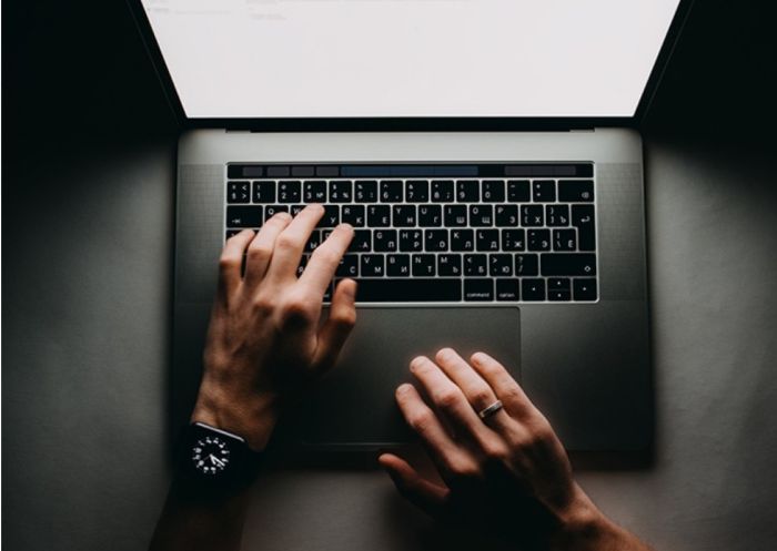 بسبب نشره محتوى يحث على الكراهية:   شركة ألمانية تغلق الموقع الرسمي لعصابة  الحوثي على الإنترنت