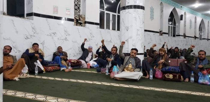 حوَّلت بعضها إلى مجالس لمضغ القات .. مليشيا الحوثي تغلق 200 مسجدًا خاصًا بالنساء