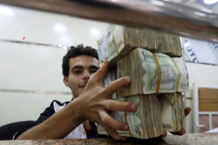 عصابة الحوثي تفتعل ازمة سيولة وشركات الصرافة تمتنع عن صرف الحوالات بالدولار