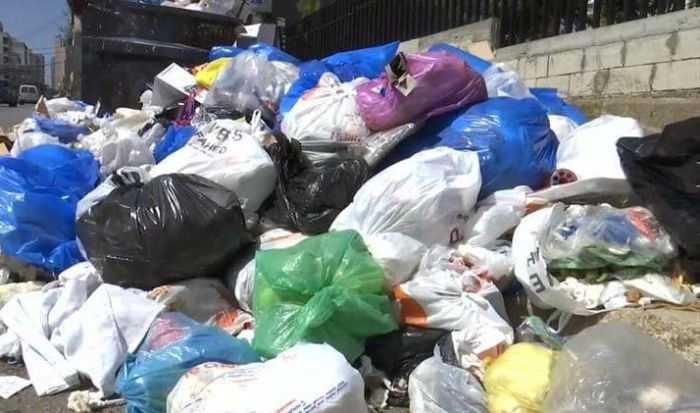عامل نظافة يعثر على قنبلة يدوية  في مكب النفايات بصيرة عدن