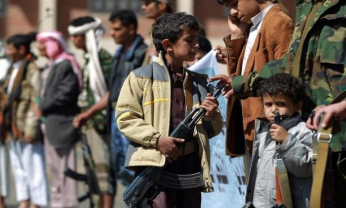 منظمة حقوقية تتهم عصابة الحوثي بتجنيد آلاف الأطفال منذ طوفان الأقصى