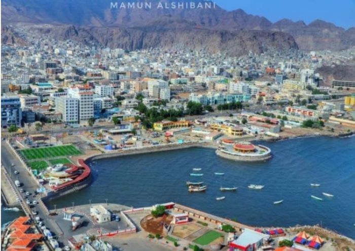 أزمة المياه تدفع سكان خور مكسر لحفر آبار جوار منازلهم