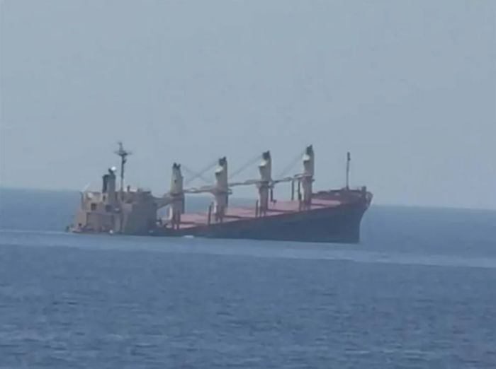 الشرجبي:  الرياح تسببت بجنوح السفينة روبيمار على بعد 16 ميلا من ميناء المخا