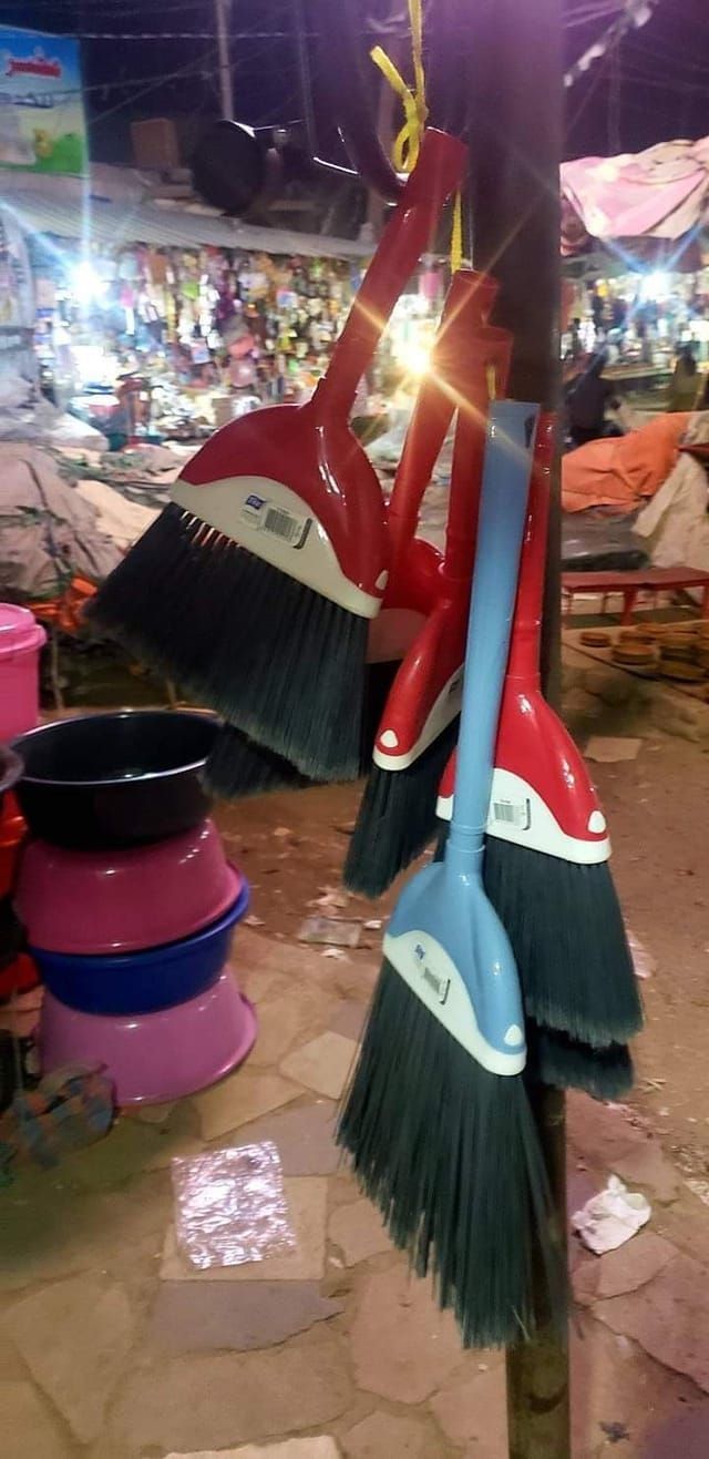 عصابة الحوثي تسيء للعلَم الجمهوري في شوارع صنعاء  وتقدس الخميني