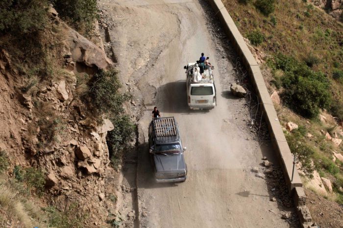 وفاة جندي حكومي وإصابة 3 آخرين بحادث مروري في طريق "هيجة العبد"