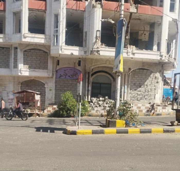 مسلحو إحدى كتائب محور تعز  يرهبون عاقل الأشبط لوقف اعتراضه على احتلال عمارة