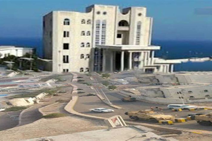 تسببت بمقتل صياد يمني ..  الحكومة اليمنية تتهم عصابة الحوثي باستهداف سفينة "روبيمار" للمرة الثانية