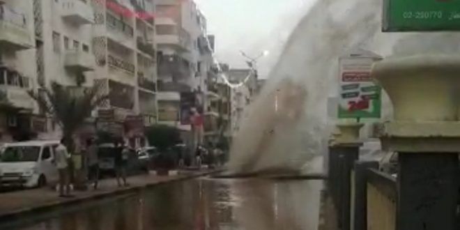 انفجار أُنبوب ضخ مياه بالمعلا يغرق شارع مدرم