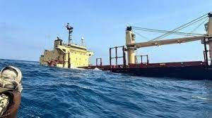 استهدفتها جماعة الحوثي.. الحكومة اليمنية تطلب المساعدة لتلافي آثار غرق السفينة "روبيمار"