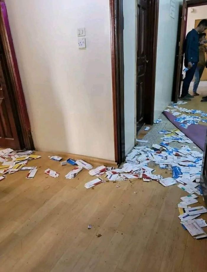 مسلحون يقتحمون هيئة الأدوية بتعز ويخرجون أدوية مهربة بقوة السلاح