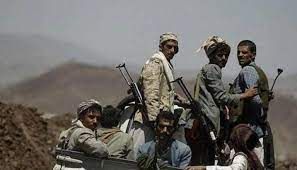 بسبب رفضهم التحشيد لصالحها .. مليشيات الحوثي تنفّذ حملة  إقتحامات للمنازل واختطاف لأبناء مخلاف_كومان_سنامة