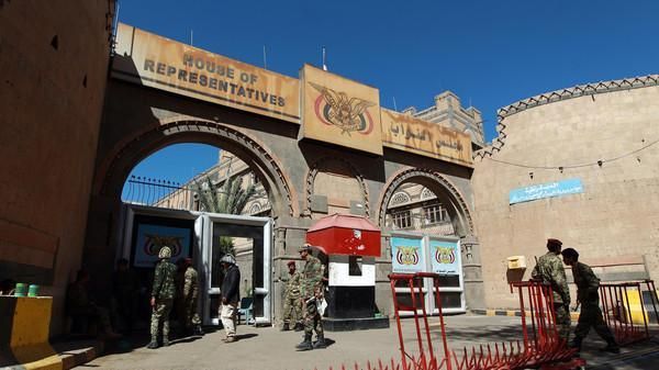 تزيد من معاناة المواطنين .. اتهامات لبرلمان صنعاء منتهي الصلاحية بتمرير تعديلات قانونية لخدمة قيادات حوثية