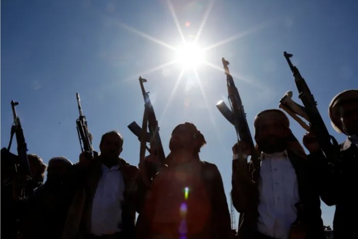 سعيًا للاستيلاء عليها .. عصابة الحوثي تحذر تجار الحديدة من صرف مساعدات رمضان للفقراء