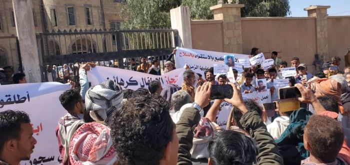 ابناء المقاطرة والشمايتين يُنفّذون وقفة احتجاجية ضد انتهاكات قيادة اللواء الرابع مشاه جبلي