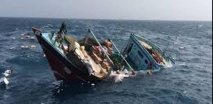 بينهم نساء وأطفال... قارب يغرق في الحديدة