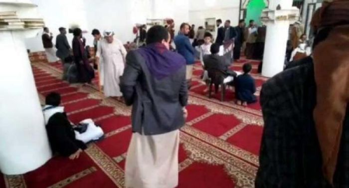 للاستماع لمحاضرات زعيمها: عصابة الحوثي تحول المساجد في رمضان إلى لوكندات للتدخين ومضغ القات