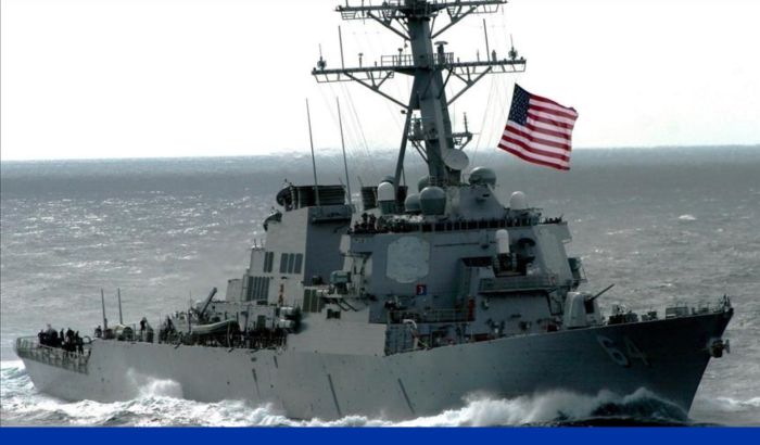 في ظل نفي أمريكي ..  عصابة الحوثي تعلن استهداف سفينة تجارية ومدمرة أمريكية في البحر الأحمر