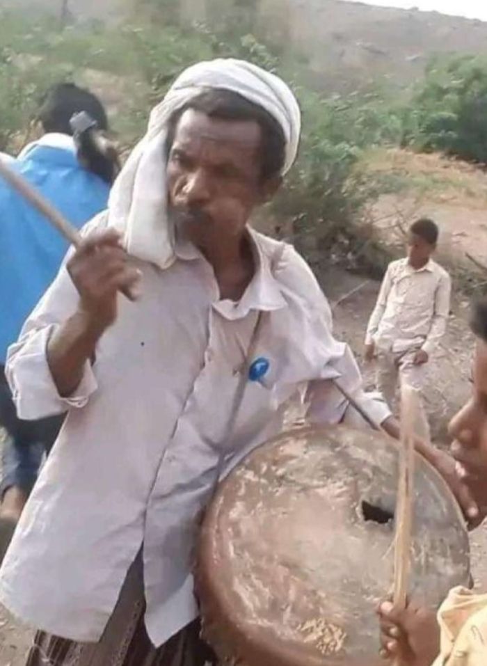 مقتل مواطن برصاص قناص حوثي أثناء جمعه لشجرة الخوعه بتعز