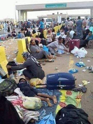خيام ودورات مياه للعالقين في منفذ الوديعة