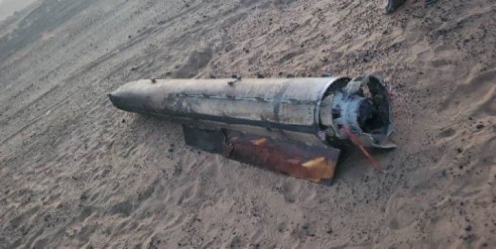 أطقلته العصابة وقت صلاة المغرب ..  انفجار صاروخ باليستي حوثي فوق مخيم للنازحين شمال مارب