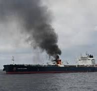 فيما يتم تقييم أضرار غرق "روبيمار" البيئية .. إخماد نيران بسفينة هاجمها الحوثيون في البحر الأحمر