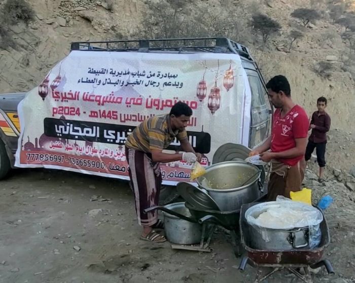 متطوعون يقدمون وجبات إفطار في خط القبيطة للمسافرين
