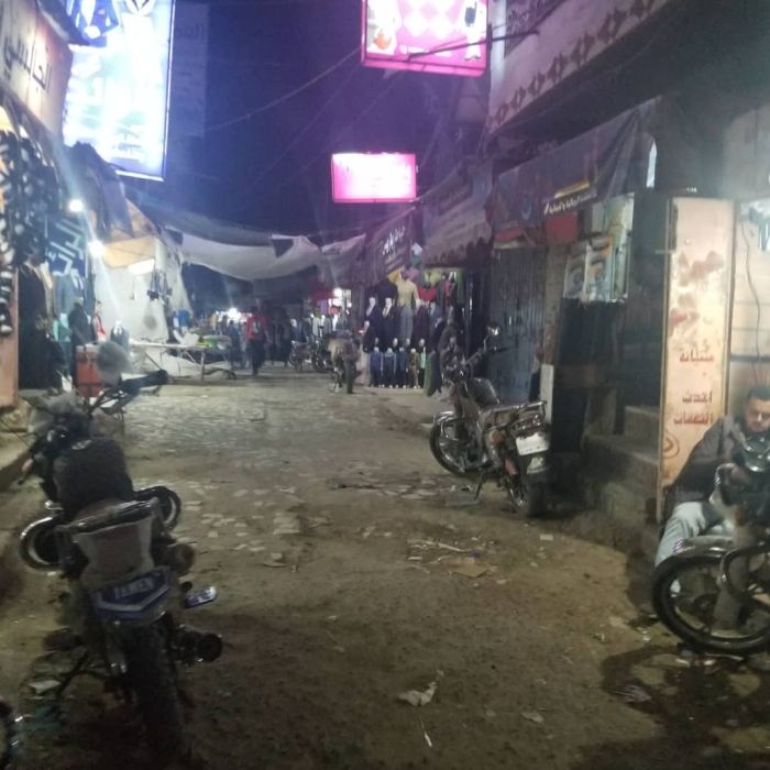 أسواق تخلو من المتسوقين ..  تردي الأوضاع المعيشية تحرم البسطاء من الاستعداد لشراء متطلبات عيد الفطر