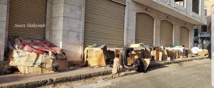 أُسرٌ تسكن منازل كرتونية بتعز .. وجشع المؤجرين يطرد المستأجرين إلى الشارع