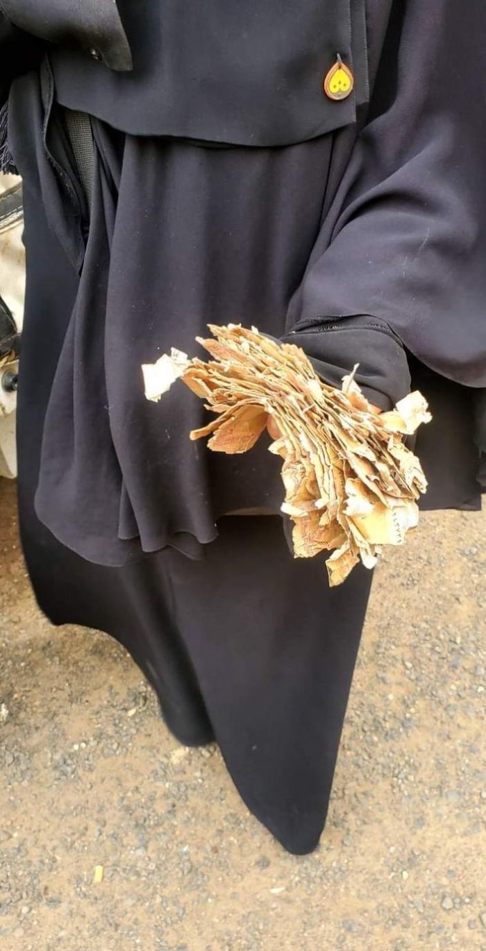 سمسرة حوثية لشراء الـ "100 ريال" لا تحمل رقمًا تسلسليًا بربع قيمتها