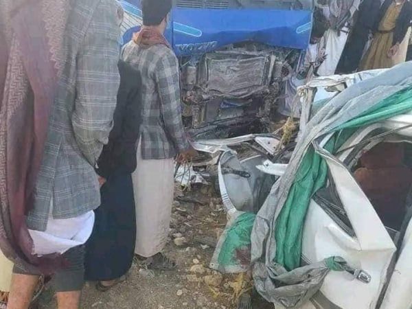 وفاة 13 مدنياً وإصابة آخرين في حادث سير مروع في عمران