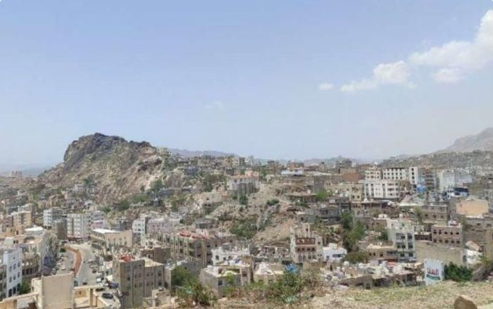 عصابة مسلحة تعتدي بالضرب على ناشطة حقوقية بمدينة تعز
