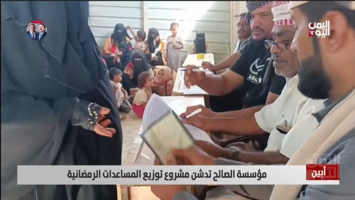الصالح .. أعمال إنسانية متواصلة بأبين ترسم البسمة  في وجوه سكان مخيمات النازحين