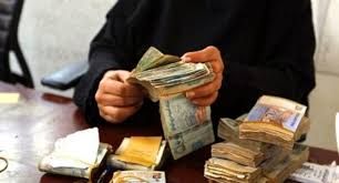 وكلاء إيران .. محاولات بائسة للتقليل من كوارث قطعهم رواتب الموظفين اليمنيين 