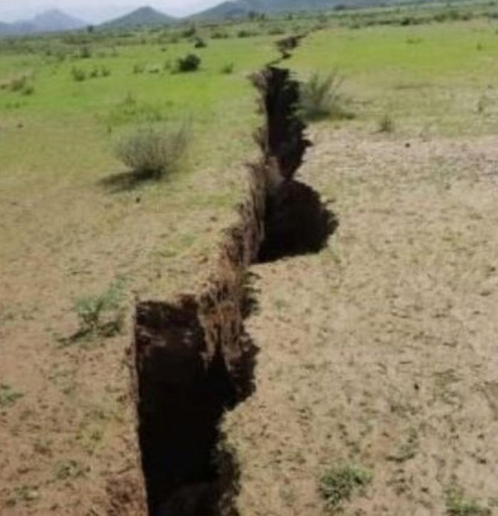 انشقاقات أرضية في ذمار تثير مخاوف السكان