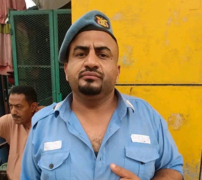 عصابة مسلحة تعتدي بالضرب المبرح على رجل مرور وسط مدينة تعز