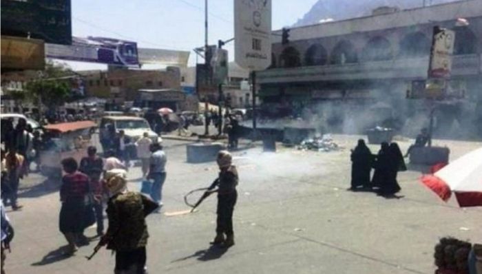 قتيل وجريحان في اشتباكات بين مسلحين يتبعون شركات كهرباء تجارية وسط مدينة تعز