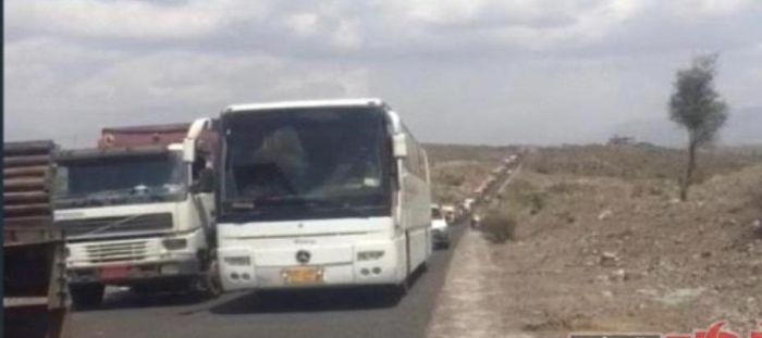 مسلحون يقطعون طريق عدن- الضالع للمطالبة بتسليم قاتل