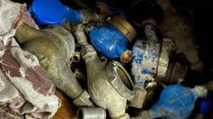 العثور على كمية من عدادات مياه مسروقة في مخزن تاجر خردة بتعز