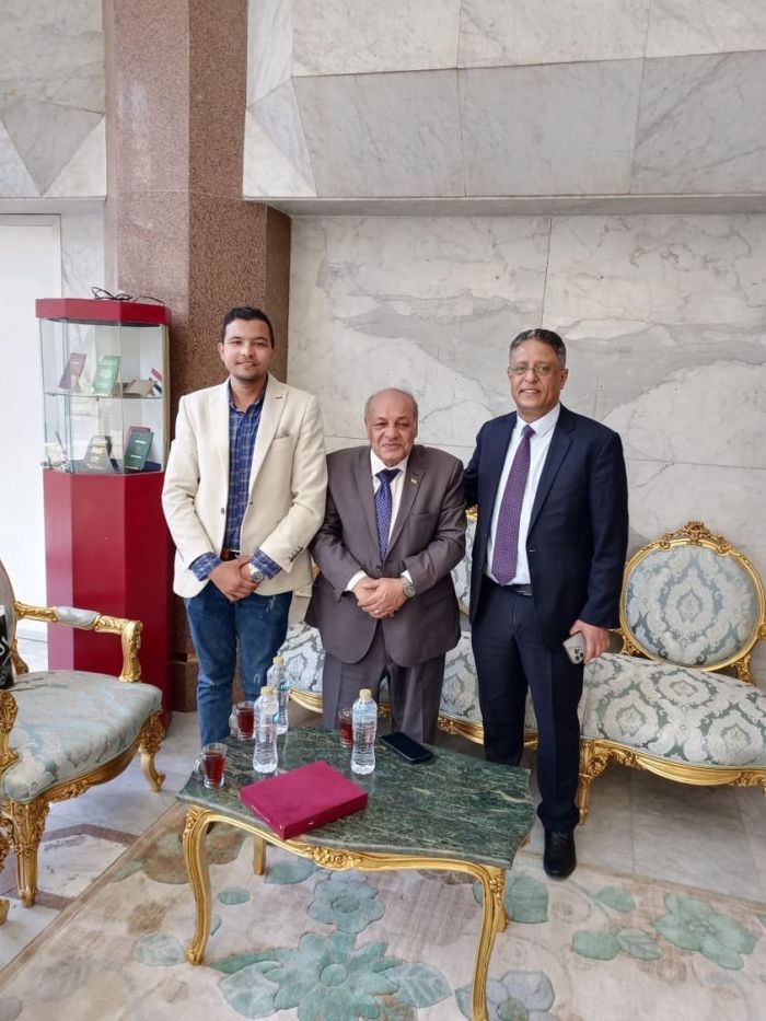مدرس مصري يتبرع بشقته الخاصة لإيواء اليمنيين القادمين للعلاج