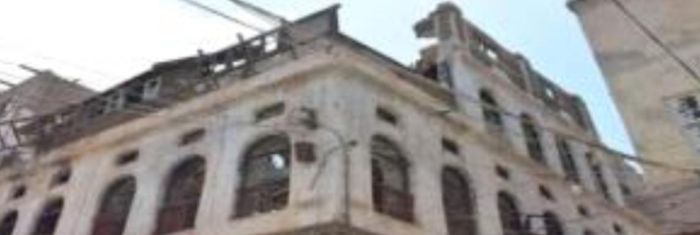 أشغال عدن تتخد إجراءات إزالة خطر مبنى مُعرض للانهيار في صيرة