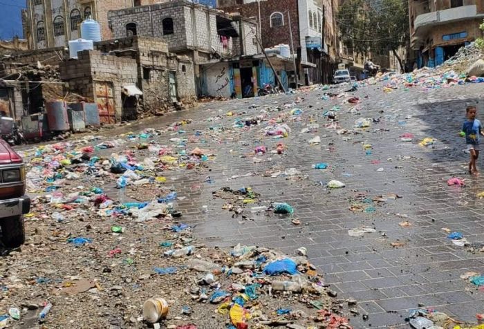 سيول الأمطار تحرف القمامة المتكدسة إلى شوارع تعز