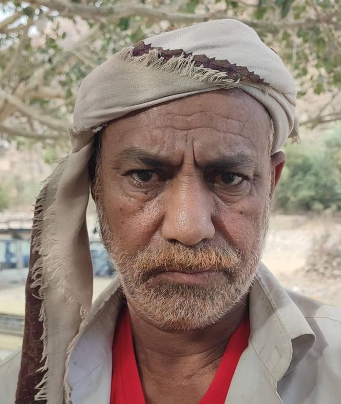 أُصيب بذبحة صدرية وأُسرته تتضور جوعًا ..  ياسين الزريقي : يا وزير الدفاع راتبي منهوب منذ عام 2017م 
