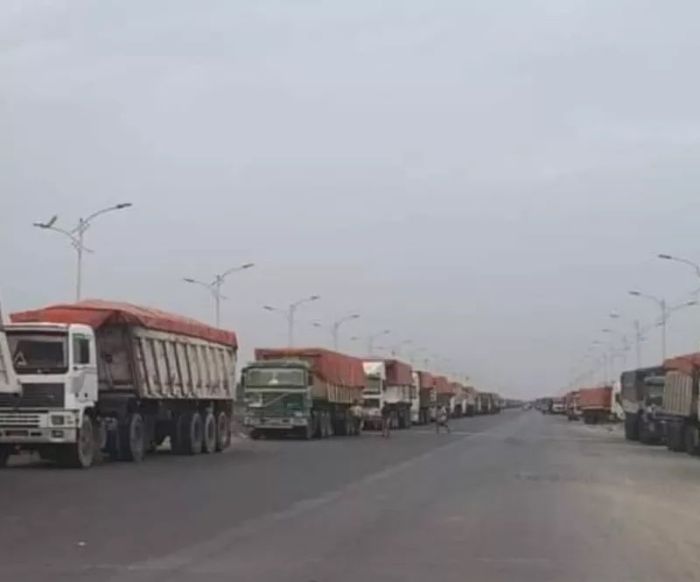 فيما أثيرت شكوك حول إجراءات الحوثيين .. إضراب سائقي النقل الثقيل في ميناء الحديدة