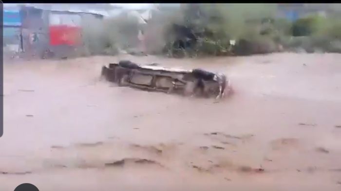 في ظل غيابٍ تامٍ لعصابة الحوثي .. سيول الأمطار تحاصر المواطنين برداع - البيضاء