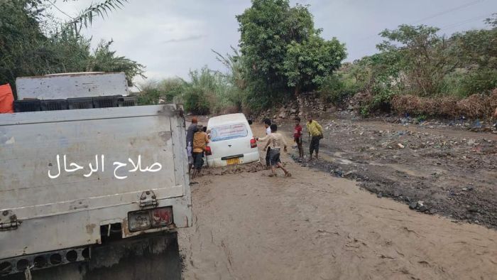 سيول الأمطار تتسبب بأضرار بالغة في طرق تعز البديلة
