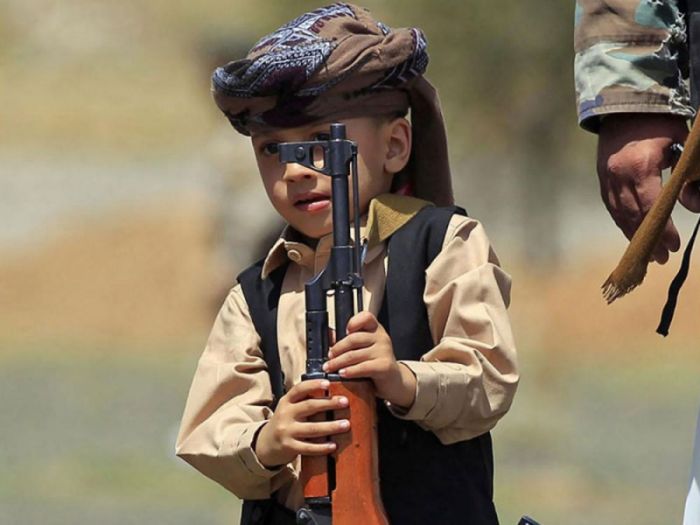 تحوّل الأطفال لقتلة ومجرمين..  معسكرات الحوثي الصيفية - الحربية .. تصدر الموت والإرهاب وتمزق النسيج الوطني