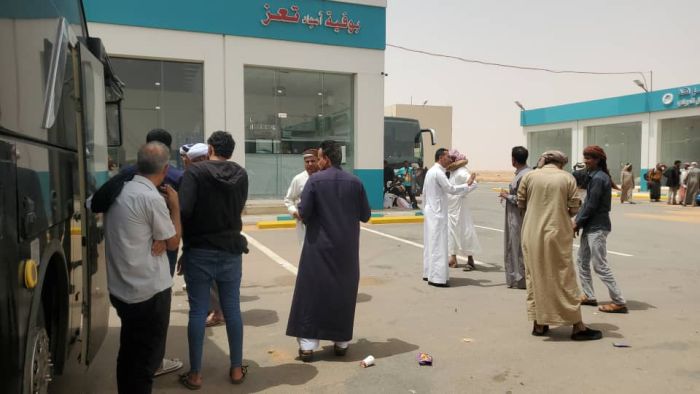 شركة عدن المتطور(ركاب) سيئة .. والمعتمرون عالقون في المنفذ