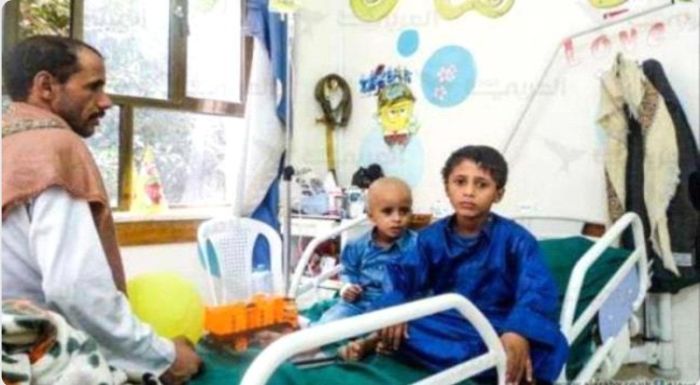 بعد قتلهم بجرعة ملوّثة .. عصابة الحوثي ترفض تعويض أهالي أطفال مرضى السرطان