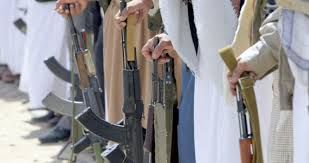 انتشار بيع السلاح في مناطق الحوثي والهدف تسهيل التحشيد إلى الجبهات